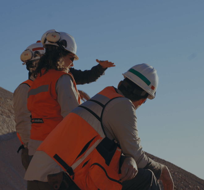 Notre mission: Géologues travaillant au coucher du soleil, El Salvador